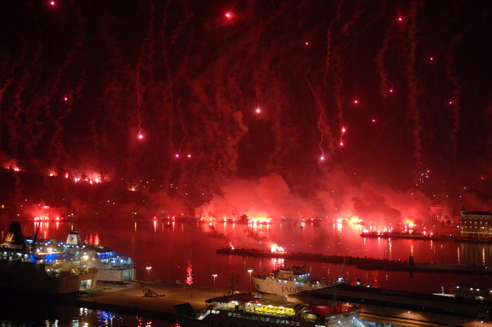 Split 130111.
Ponocna bakljada povodom 100 rodjendana Hajduka.
fotoFedja Klaric / CROPIX Split 130111.
Ponocna bakljada povodom 100 rodjendana Hajduka.
fotoFedja Klaric / CROPIX