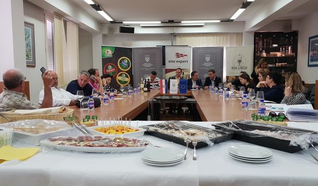 Wine and music u Zadru