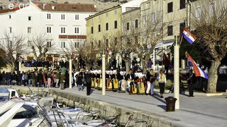 Paški zimski karneval 2018: Karnevalska povorka prošla ulicama grada do Pijace