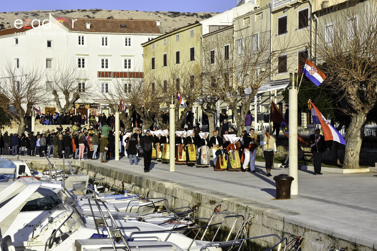 Paški zimski karneval 2018: Karnevalska povorka prošla ulicama grada do Pijace