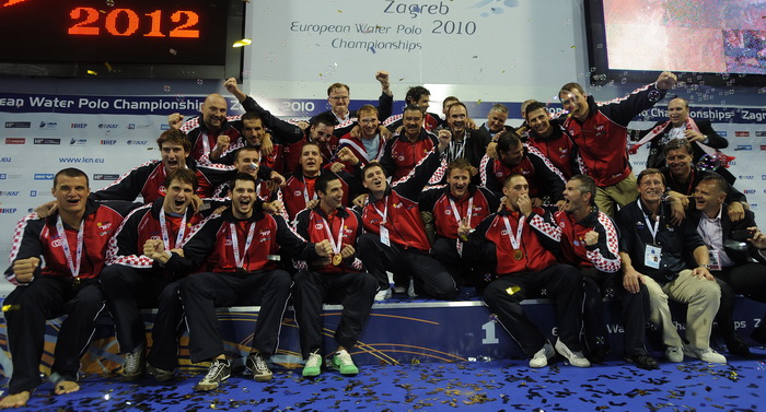 Zagreb, 110910.
Bazen Mladosti na Savi.
29. Europsko prvenstvo u vaterpolu.
Finalna utakmica za pobjednika Europskog prvenstva u vaterpolu  Hrvatska – Italija.
Na slici: proglasenje novog europskog prvaka. 
Foto: Drago Sopta / CROPIX