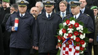 Polaganjem vijenaca na središnjem križu, u Novigradu je obilježena obljetnica pogibije članova HRM-a i Druge gardijske brigade za vrijeme akcije Maslenica. Photo: Dino Stanin/PIXSELL Polaganjem vijenaca na središnjem križu, u Novigradu je obilježena obljetnica pogibije članova HRM-a i Druge gardijske brigade za vrijeme akcije Maslenica. Photo: Dino Stanin/PIXSELL