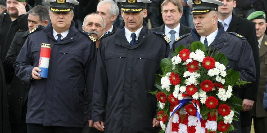 Polaganjem vijenaca na središnjem križu, u Novigradu je obilježena obljetnica pogibije članova HRM-a i Druge gardijske brigade za vrijeme akcije Maslenica. Photo: Dino Stanin/PIXSELL Polaganjem vijenaca na središnjem križu, u Novigradu je obilježena obljetnica pogibije članova HRM-a i Druge gardijske brigade za vrijeme akcije Maslenica. Photo: Dino Stanin/PIXSELL