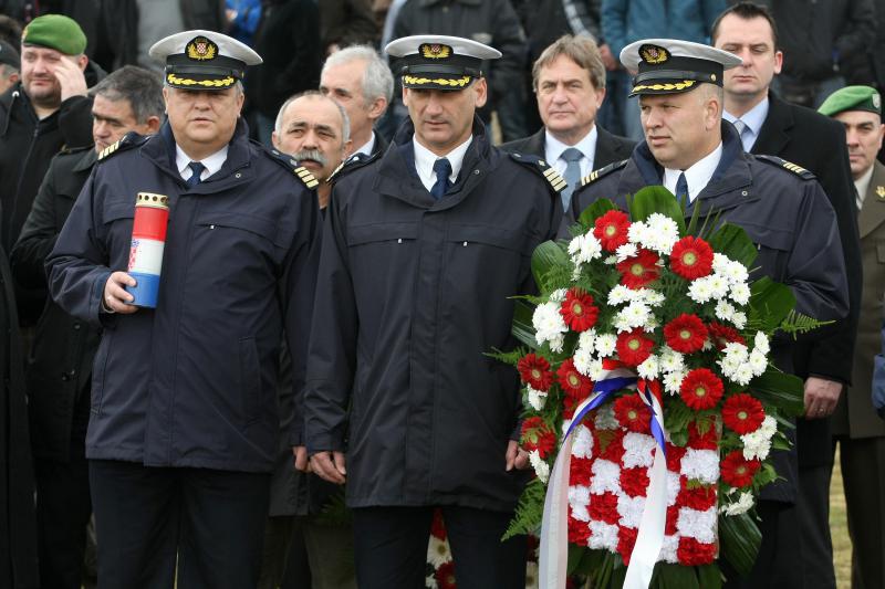 Polaganjem vijenaca na središnjem križu, u Novigradu je obilježena obljetnica pogibije članova HRM-a i Druge gardijske brigade za vrijeme akcije Maslenica. Photo: Dino Stanin/PIXSELL Polaganjem vijenaca na središnjem križu, u Novigradu je obilježena obljetnica pogibije članova HRM-a i Druge gardijske brigade za vrijeme akcije Maslenica. Photo: Dino Stanin/PIXSELL