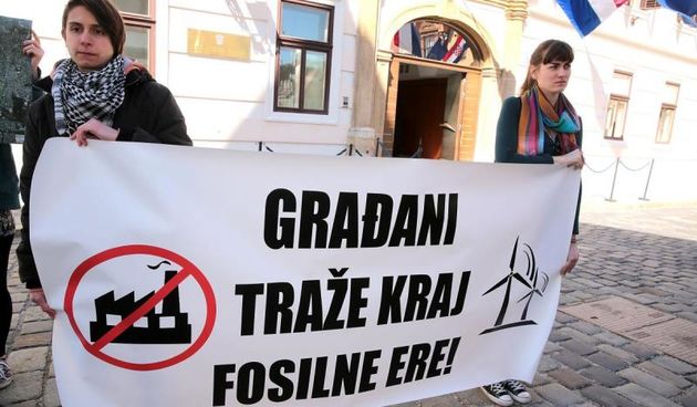 Zelena akcija je na Trgu svetog Marka odrzala prosvjed zbog potpisivanja Globalnog klimatskog sporazuma u New Yorku koji ce potpisati i Hrvatska. Photo: Patrik Macek/PIXSELL
