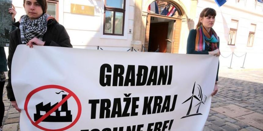 Zelena akcija je na Trgu svetog Marka odrzala prosvjed zbog potpisivanja Globalnog klimatskog sporazuma u New Yorku koji ce potpisati i Hrvatska. Photo: Patrik Macek/PIXSELL Zelena akcija je na Trgu svetog Marka odrzala prosvjed zbog potpisivanja Globalnog klimatskog sporazuma u New Yorku koji ce potpisati i Hrvatska. Photo: Patrik Macek/PIXSELL