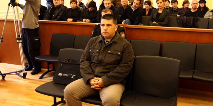 Zadar, 231110.
Zupaniski sud u Zadru.
Pocelo je sudjenje bivsem sibensko – kninskom zupanijskom vatrogasnom zapovjedniku Drazenu Slavici u slucaju tragedije na Kornatu.
Na fotografiji: Drazen Slavica.
Foto: Vladimir Ivanov / CROPIX Zadar, 231110.
Zupaniski sud u Zadru.
Pocelo je sudjenje bivsem sibensko – kninskom zupanijskom vatrogasnom zapovjedniku Drazenu Slavici u slucaju tragedije na Kornatu.
Na fotografiji: Drazen Slavica.
Foto: Vladimir Ivanov / CROPIX