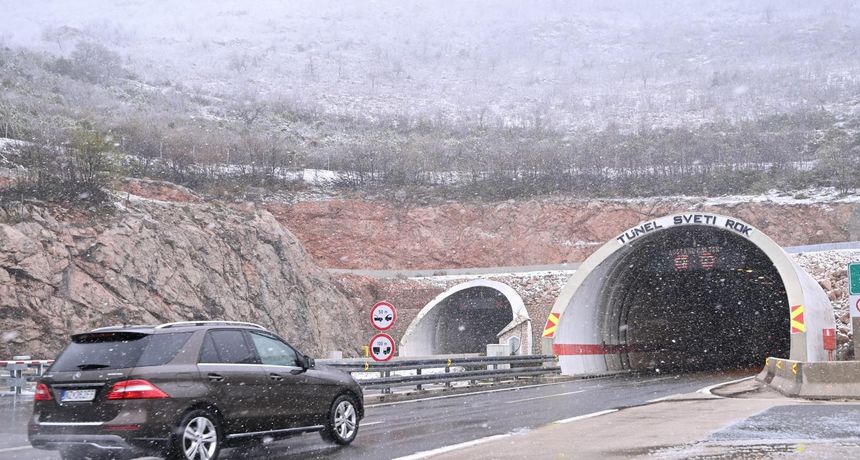 Na autocesti A1 otežan promet zbog snijega i olujne bure Na autocesti A1 otežan promet zbog snijega i olujne bure