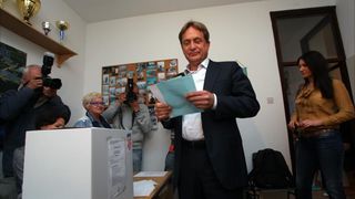 Drugi krug izbora za gradonacelnika i zupana u Zadru. Kandidat HDZ-a Bozidar Kalmeta izasao je na glasovanje u deset sati. Photo: Zeljko Mrsic/PIXSELL Drugi krug izbora za gradonacelnika i zupana u Zadru. Kandidat HDZ-a Bozidar Kalmeta izasao je na glasovanje u deset sati. Photo: Zeljko Mrsic/PIXSELL