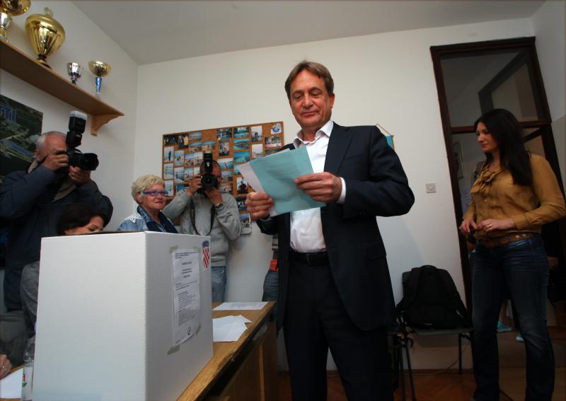 Drugi krug izbora za gradonacelnika i zupana u Zadru. Kandidat HDZ-a Bozidar Kalmeta izasao je na glasovanje u deset sati. Photo: Zeljko Mrsic/PIXSELL Drugi krug izbora za gradonacelnika i zupana u Zadru. Kandidat HDZ-a Bozidar Kalmeta izasao je na glasovanje u deset sati. Photo: Zeljko Mrsic/PIXSELL