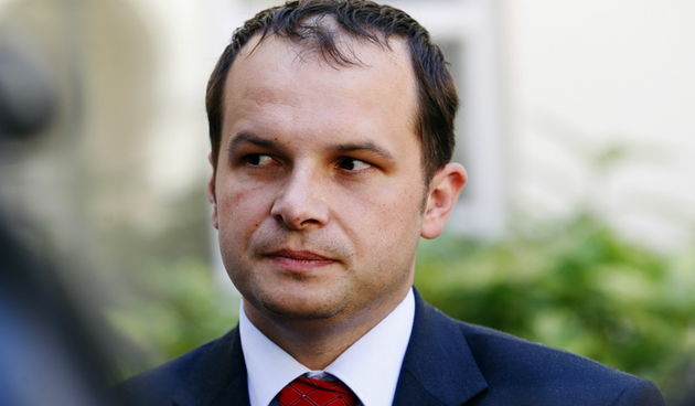 Ministar pomorstva, prometa i veza Sinisa Hajdas Doncic u dvoristu Banskih dvora daje izjave novinarima o mogucnostima izgradnje Peljeskog mosta uz sufinanciranje od strane Europske unije.Naslici: Sinisa Hajdas Doncic – mini