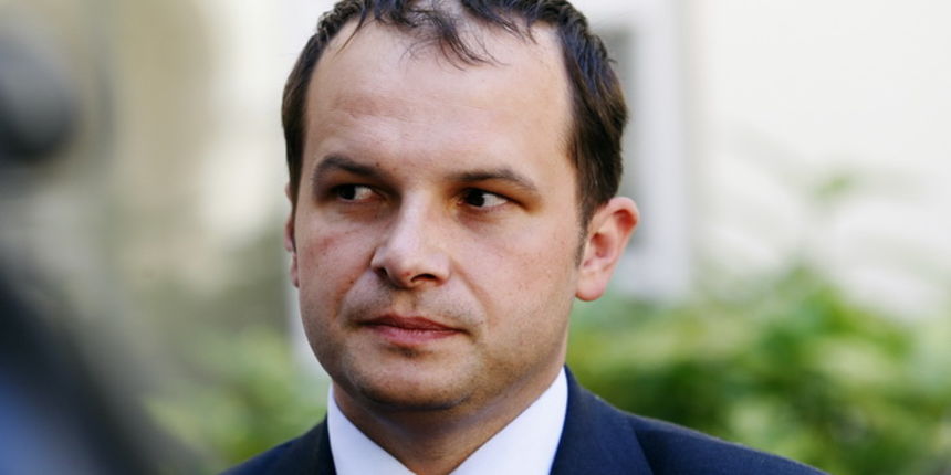 Ministar pomorstva, prometa i veza Sinisa Hajdas Doncic u dvoristu Banskih dvora daje izjave novinarima o mogucnostima izgradnje Peljeskog mosta uz sufinanciranje od strane Europske unije.Naslici: Sinisa Hajdas Doncic – mini