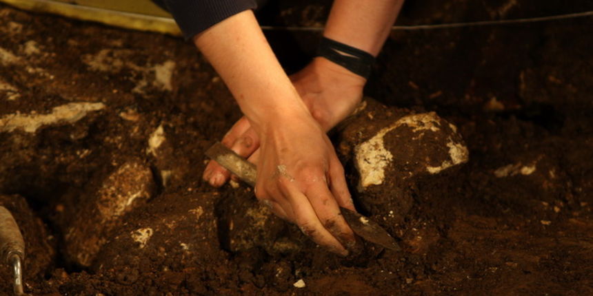 Zadar, 060712.
Predstavljanje novih arheoloskih nalaza iz spilje neandertalaca iz srednjeg paleolitika. Spilja se nalazi u kanjonu ispod utvrde Klicevica u blizini Benkovca. Arheolozi su pronasli ostatke alata kojima su se sluzili neandertalci prije 40 ti