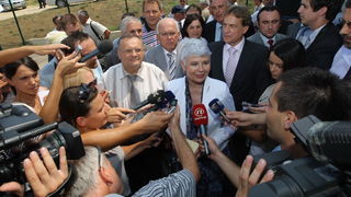 Zadar, 170710.
Jadranka Kosor pustila je u rad sustav za navodnavanje na poljoprivrednom podrucju Bastica.
Na slici: razgovor s novinarima
Foto: Vladimir Ivanov / CROPIX