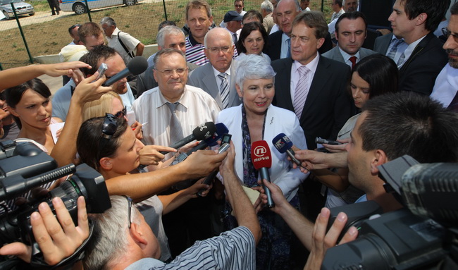 Zadar, 170710.
Jadranka Kosor pustila je u rad sustav za navodnavanje na poljoprivrednom podrucju Bastica.
Na slici: razgovor s novinarima
Foto: Vladimir Ivanov / CROPIX