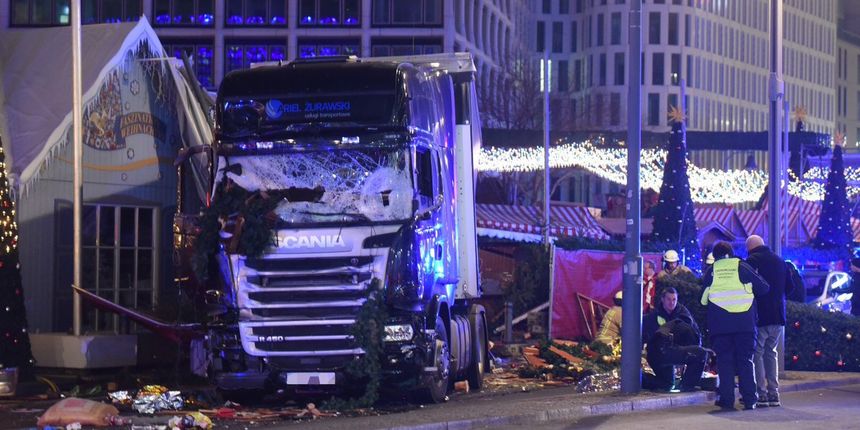Kamion se zabio u Božićni market u Berlinu Kamion se zabio u Božićni market u Berlinu