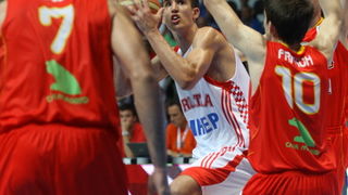 Zadar, 180710.
Dvorana Kresimira Cosica na Visnjiku.
Kosarkaska utakmica za 3.mjesto Prvenstva Europe do 20 godina izmedju Hrvatske i Spanjolske.
Na fotografiji : Ivan Batur u napadu
Foto : Vladimir Ivanov / CROPIX
