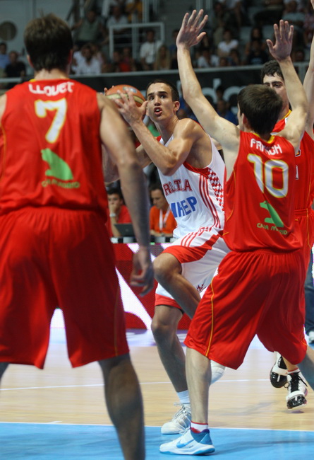 Zadar, 180710.
Dvorana Kresimira Cosica na Visnjiku.
Kosarkaska utakmica za 3.mjesto Prvenstva Europe do 20 godina izmedju Hrvatske i Spanjolske.
Na fotografiji : Ivan Batur u napadu
Foto : Vladimir Ivanov / CROPIX