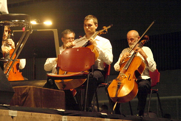 BelCante: Sandra Bagaric i Martina Tomcic ispred crkve sv. Donata BelCante: Sandra Bagaric i Martina Tomcic ispred crkve sv. Donata