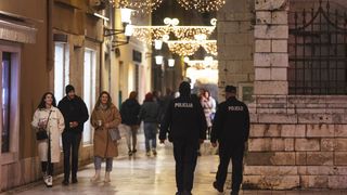 Građani na ulicama Zadra poštujući mjere dočekali 2021. godinu