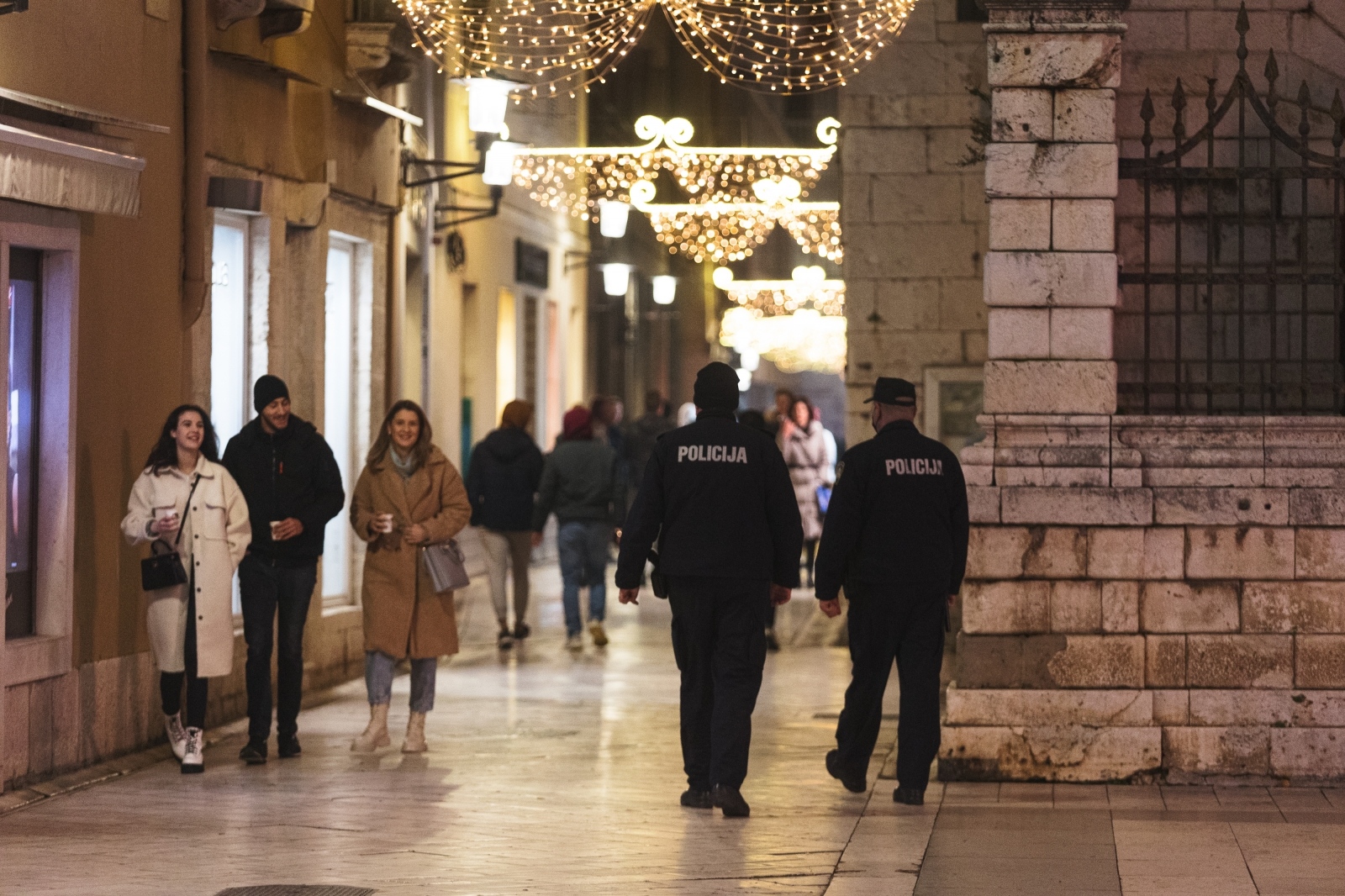 Građani na ulicama Zadra poštujući mjere dočekali 2021. godinu