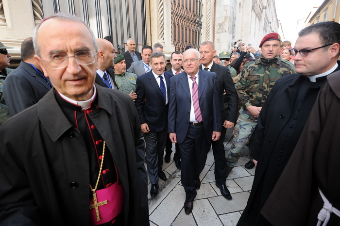 Zadar, 241112.
Obiljezavanje Dana grada Zadra i dolazak generala Ante Gotovine pocasnog gradjanina grada Zadra. Ante Gotovina je nakon katedrale krenuo Kalelargom prema HNK gdje se odrzava svecana sjednica povodom Dana grada.
Na fotografiji: Ante Gotovina Zadar, 241112.
Obiljezavanje Dana grada Zadra i dolazak generala Ante Gotovine pocasnog gradjanina grada Zadra. Ante Gotovina je nakon katedrale krenuo Kalelargom prema HNK gdje se odrzava svecana sjednica povodom Dana grada.
Na fotografiji: Ante Gotovina