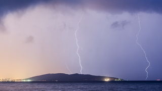 Kastela, 130912.
Prodorom hladnog zraka te formiranjem ciklone koju je Crometeo Tim nazvao “Dujomir” u ranim jutarnjim satima Splitsku okolicu je zahvatilo jako grmljavinsko nevrijeme. U samom Splitu je jutros palo 40 litara po metru cetvornom.
Na slici Kastela, 130912.
Prodorom hladnog zraka te formiranjem ciklone koju je Crometeo Tim nazvao “Dujomir” u ranim jutarnjim satima Splitsku okolicu je zahvatilo jako grmljavinsko nevrijeme. U samom Splitu je jutros palo 40 litara po metru cetvornom.
Na slici