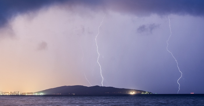 Kastela, 130912.
Prodorom hladnog zraka te formiranjem ciklone koju je Crometeo Tim nazvao “Dujomir” u ranim jutarnjim satima Splitsku okolicu je zahvatilo jako grmljavinsko nevrijeme. U samom Splitu je jutros palo 40 litara po metru cetvornom.
Na slici Kastela, 130912.
Prodorom hladnog zraka te formiranjem ciklone koju je Crometeo Tim nazvao “Dujomir” u ranim jutarnjim satima Splitsku okolicu je zahvatilo jako grmljavinsko nevrijeme. U samom Splitu je jutros palo 40 litara po metru cetvornom.
Na slici