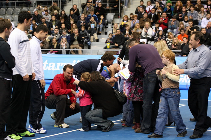 Osijek, 091210.
U osjeckoj dvorani Gradski vrt odigrat ce se humanitarni teniski spektakl, odnosno dvoboj Gorana Ivanisevica i Ivana Ljubicica. Cilj cijele manifestacije je humanitarnog karaktera. Prikupljena sredstva ici ce za pomoc pri lijecenju hrvats Osijek, 091210.
U osjeckoj dvorani Gradski vrt odigrat ce se humanitarni teniski spektakl, odnosno dvoboj Gorana Ivanisevica i Ivana Ljubicica. Cilj cijele manifestacije je humanitarnog karaktera. Prikupljena sredstva ici ce za pomoc pri lijecenju hrvats