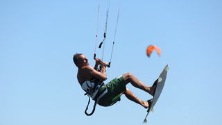 Nin, Zadar, 160712
Kitesurferi su iskoristili vjetrovit dan za uzivanje na plazi Zdrijac kraj Nina gdje se inace nalazi i kitesurfing skola.
Foto: Luka Gerlanc / CROPIX