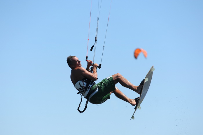 Nin, Zadar, 160712
Kitesurferi su iskoristili vjetrovit dan za uzivanje na plazi Zdrijac kraj Nina gdje se inace nalazi i kitesurfing skola.
Foto: Luka Gerlanc / CROPIX