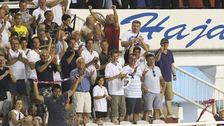 Split, 050810.
Na punom stadionu u Poljudu odigrala se uzvratna utakmica treceg pretkola Europske lige izmedju Hajdula i Dinama iz Bukuresta.U prvoj utakmici Dinamo je u Bukurestu pobijedio rezultatom 3 : 1.
Hajduk slavi drugi gol.
Foto: Nikola Vilic / C Split, 050810.
Na punom stadionu u Poljudu odigrala se uzvratna utakmica treceg pretkola Europske lige izmedju Hajdula i Dinama iz Bukuresta.U prvoj utakmici Dinamo je u Bukurestu pobijedio rezultatom 3 : 1.
Hajduk slavi drugi gol.
Foto: Nikola Vilic / C