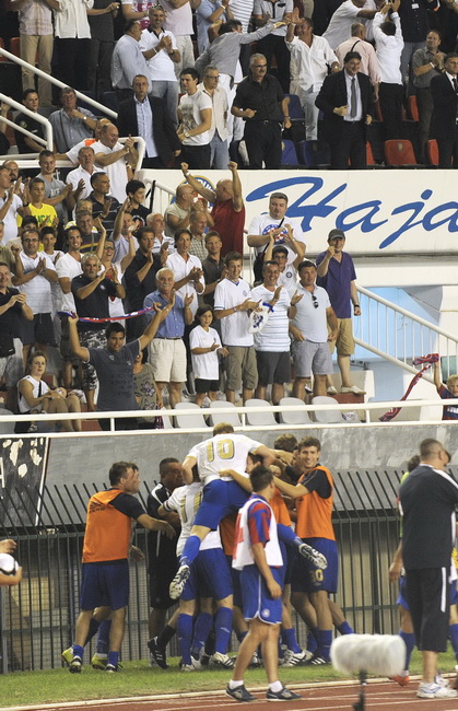 Split, 050810.
Na punom stadionu u Poljudu odigrala se uzvratna utakmica treceg pretkola Europske lige izmedju Hajdula i Dinama iz Bukuresta.U prvoj utakmici Dinamo je u Bukurestu pobijedio rezultatom 3 : 1.
Hajduk slavi drugi gol.
Foto: Nikola Vilic / C Split, 050810.
Na punom stadionu u Poljudu odigrala se uzvratna utakmica treceg pretkola Europske lige izmedju Hajdula i Dinama iz Bukuresta.U prvoj utakmici Dinamo je u Bukurestu pobijedio rezultatom 3 : 1.
Hajduk slavi drugi gol.
Foto: Nikola Vilic / C