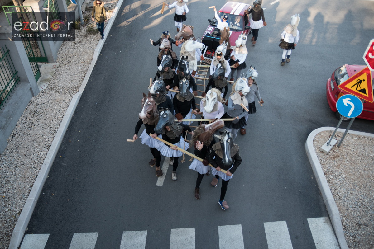 Zadarski karneval 2018: Povorka maškaranih skupina od Gradskih vrata preko Foruma do Narodnog trga Zadarski karneval 2018: Povorka maškaranih skupina od Gradskih vrata preko Foruma do Narodnog trga