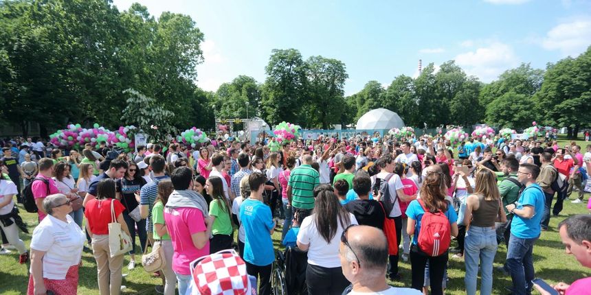 Na Trgu Franje Tuđmana okupljaju se sudionici inicijative ‘Hod za život, obitelj i Hrvatsku’