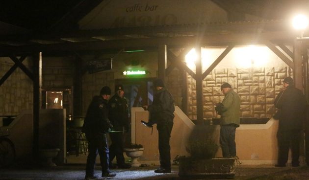 U sukobu vise nepoznatih osoba ispred kafica Boom u Belajskim poljicama smrtno je stradao 50-godisnji muskarac iz Belaja. Policijski ocevid na mjestu tragedije. Photo: Kristina Stedul Fabac/PIXSELL