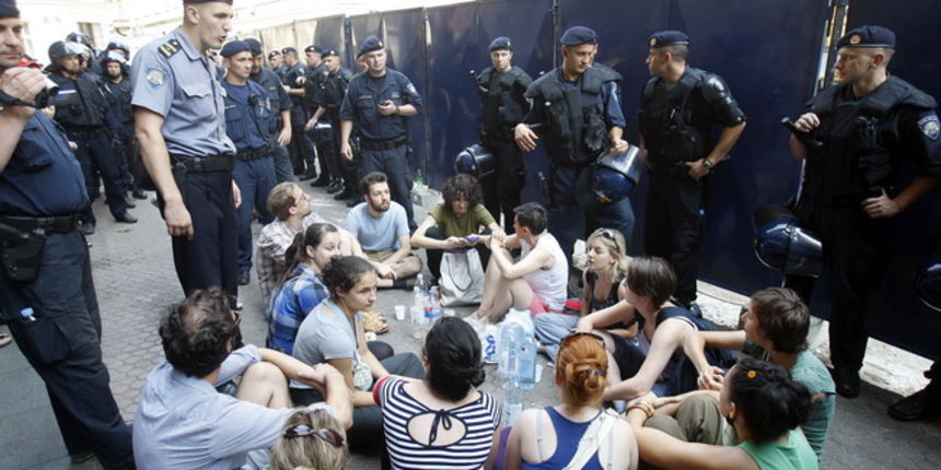 Zagreb, 150710.
Jutros u 4 sata uz zastitu interventne policije posjecena su stabla u Varsavskoj ulici i uhapseni aktivisti koji su bili prisutni. Udruge Zelena Akcija, Pravo na Grad i gradjani blokirali su gradiliste, pristup istom prijeci im interventn Zagreb, 150710.
Jutros u 4 sata uz zastitu interventne policije posjecena su stabla u Varsavskoj ulici i uhapseni aktivisti koji su bili prisutni. Udruge Zelena Akcija, Pravo na Grad i gradjani blokirali su gradiliste, pristup istom prijeci im interventn