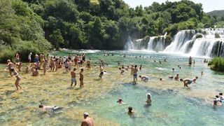Paklene vrucine i visoke temperature natjerali su domace i strane goste da osvjzenje potraze u NP Krka. Photo: Hrvoje Jelavic/PIXSELL