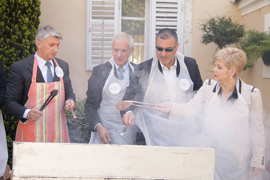 “Hrvatska volontira”: Roštiljada u Domu sv. Frane