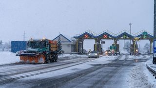 Snijeg i zimski uvjeti kod čvora Gospić na autocesti A1