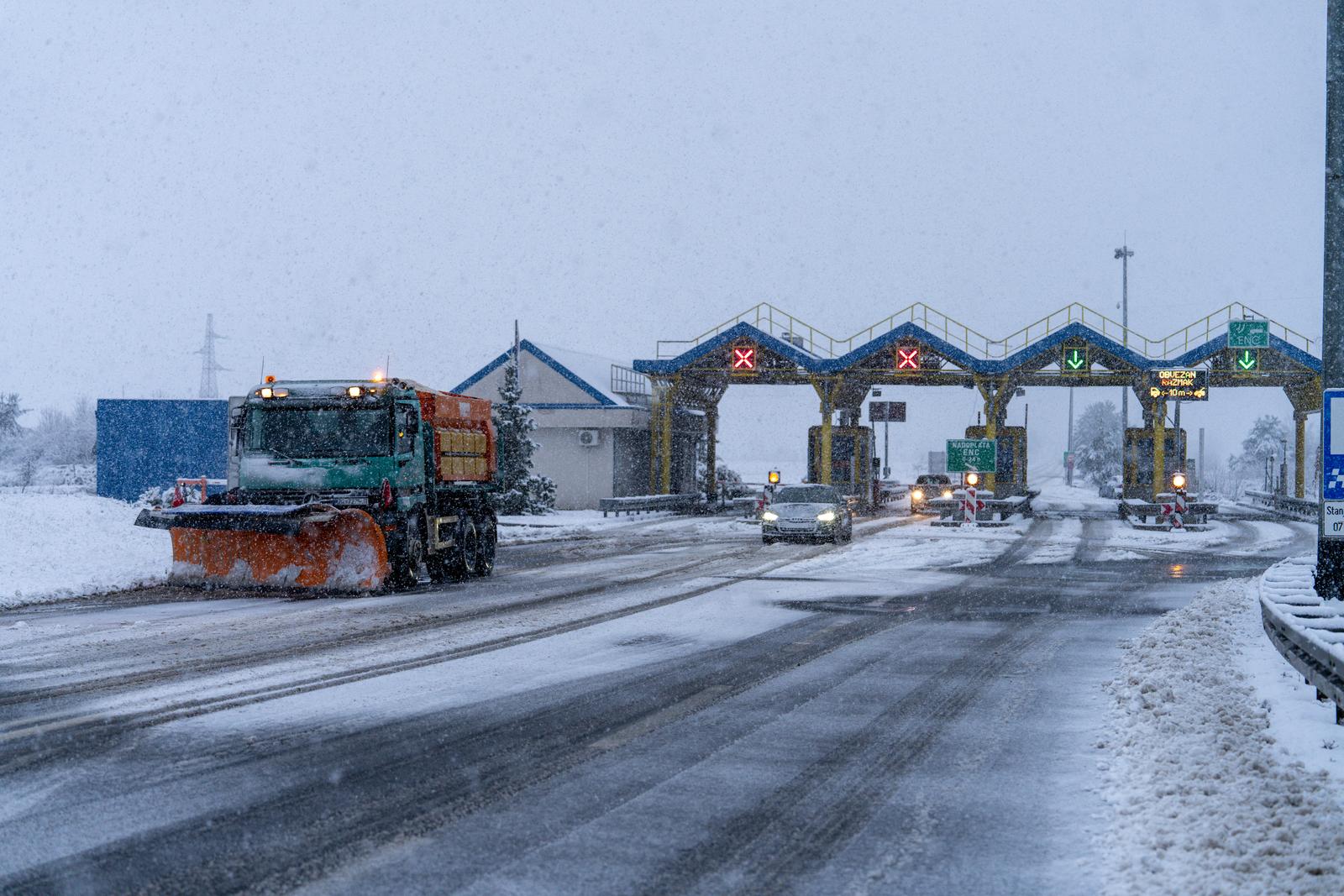 Snijeg i zimski uvjeti kod čvora Gospić na autocesti A1