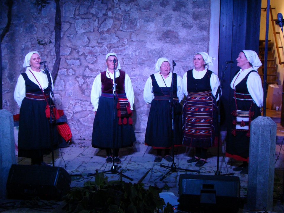 U subotu, 16. srpnja, na Kaštelu Benković u Benkovcu, u sklopu Benkovačkog kulturnog ljeta održan je “9. Etno festival – Benkovac 2016.” U subotu, 16. srpnja, na Kaštelu Benković u Benkovcu, u sklopu Benkovačkog kulturnog ljeta održan je “9. Etno festival – Benkovac 2016.”