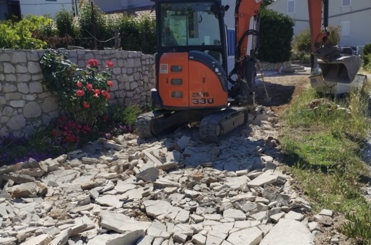Započeli radovi na rekonstrukciji otočnih cesta, prvi na redu Mali Iž i Olib bager ilustracija