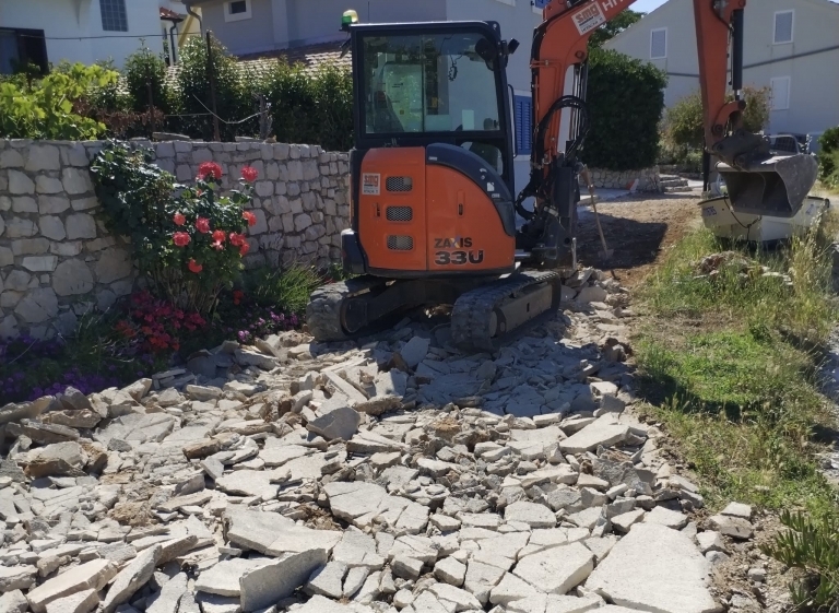 Započeli radovi na rekonstrukciji otočnih cesta, prvi na redu Mali Iž i Olib bager ilustracija