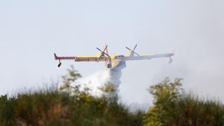 Vatrogasci i kanaderi lokalizirali požar u blizini gradskog deponija Vatrogasci i kanaderi lokalizirali požar u blizini gradskog deponija