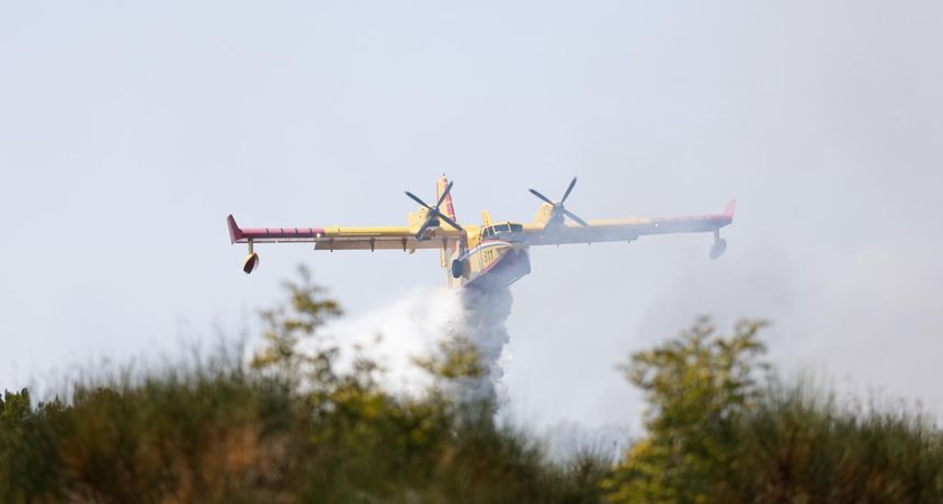 Vatrogasci i kanaderi lokalizirali požar u blizini gradskog deponija Vatrogasci i kanaderi lokalizirali požar u blizini gradskog deponija