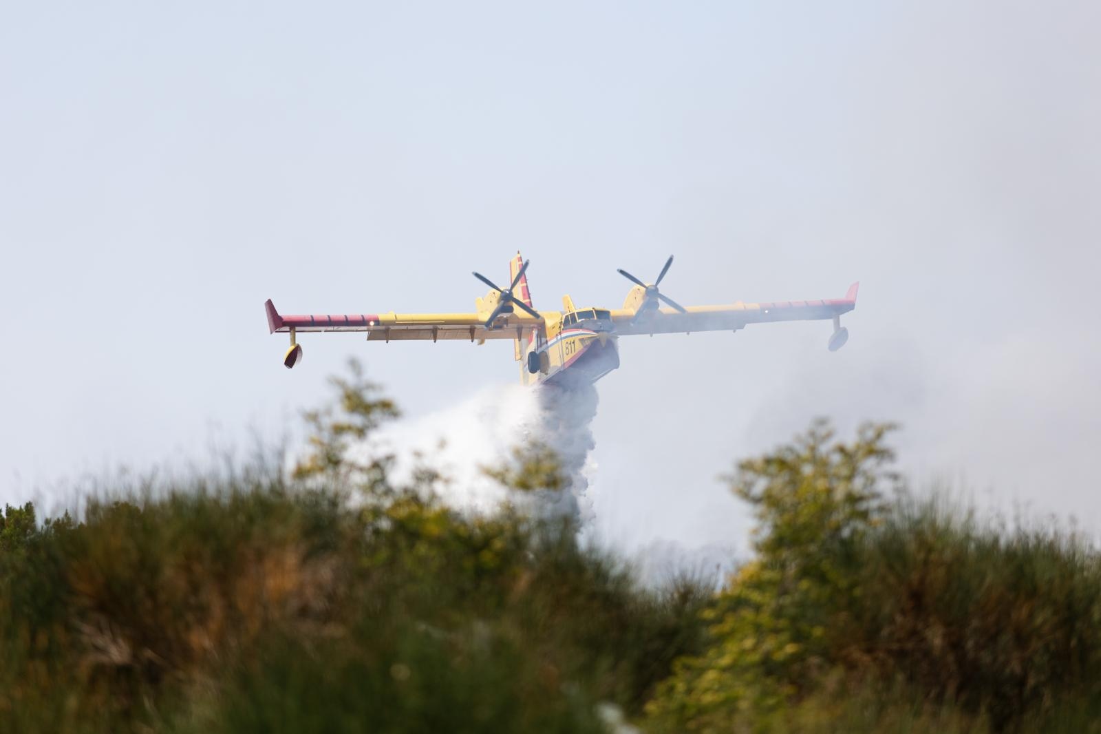 Vatrogasci i kanaderi lokalizirali požar u blizini gradskog deponija Vatrogasci i kanaderi lokalizirali požar u blizini gradskog deponija