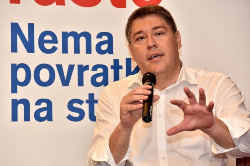 Boris Lalovac sudjelovao je na SDP-ovoj predizbornoj tribini u hotelu Kolovare te je odgovarao na pitanja okupljenih građana, Foto: Dino Stanin/PIXSELL Boris Lalovac sudjelovao je na SDP-ovoj predizbornoj tribini u hotelu Kolovare te je odgovarao na pitanja okupljenih građana, Foto: Dino Stanin/PIXSELL