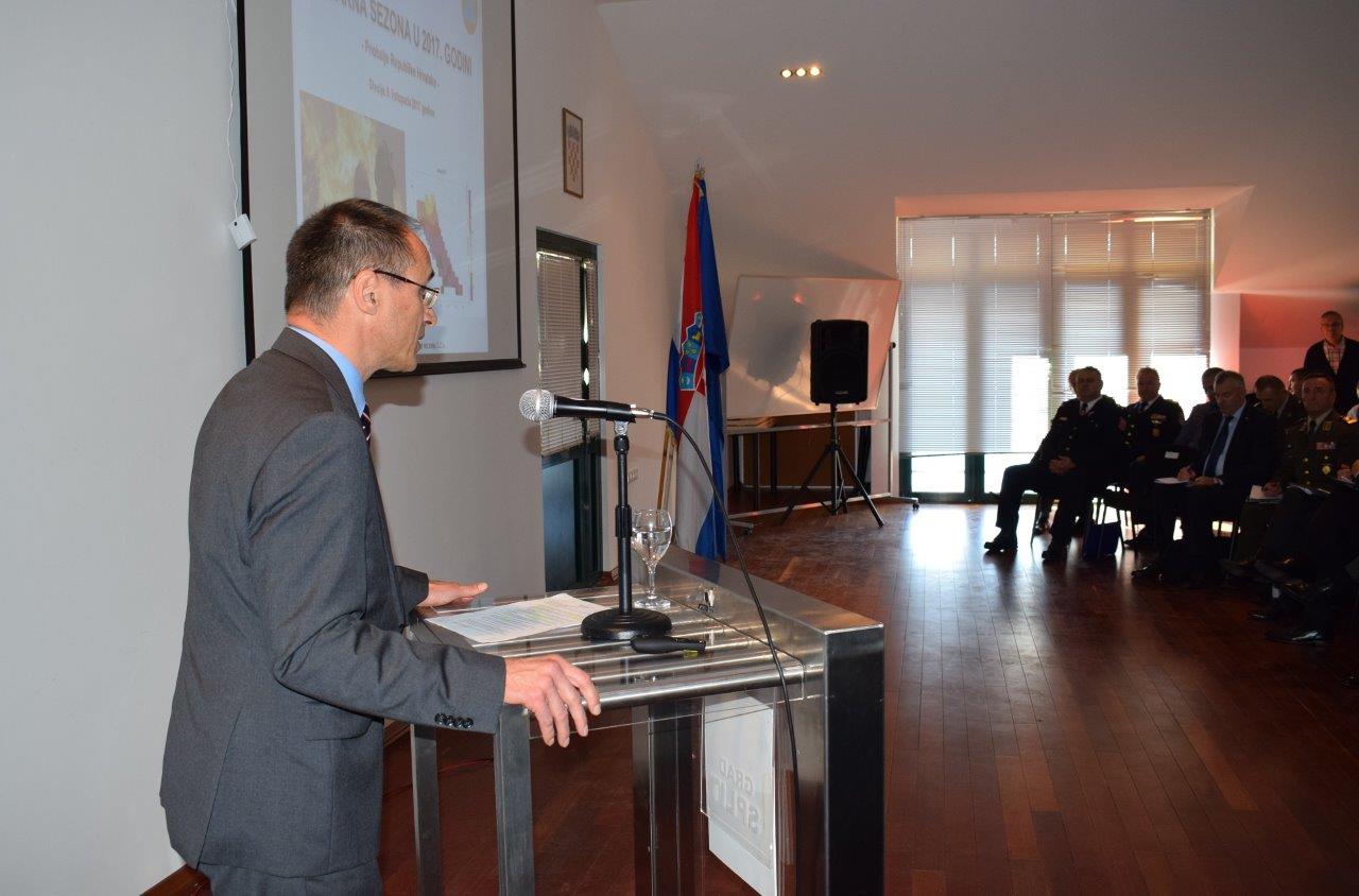 U Divuljama održana tematska sjednica premijera i župana o požarnoj sezoni U Divuljama održana tematska sjednica premijera i župana o požarnoj sezoni