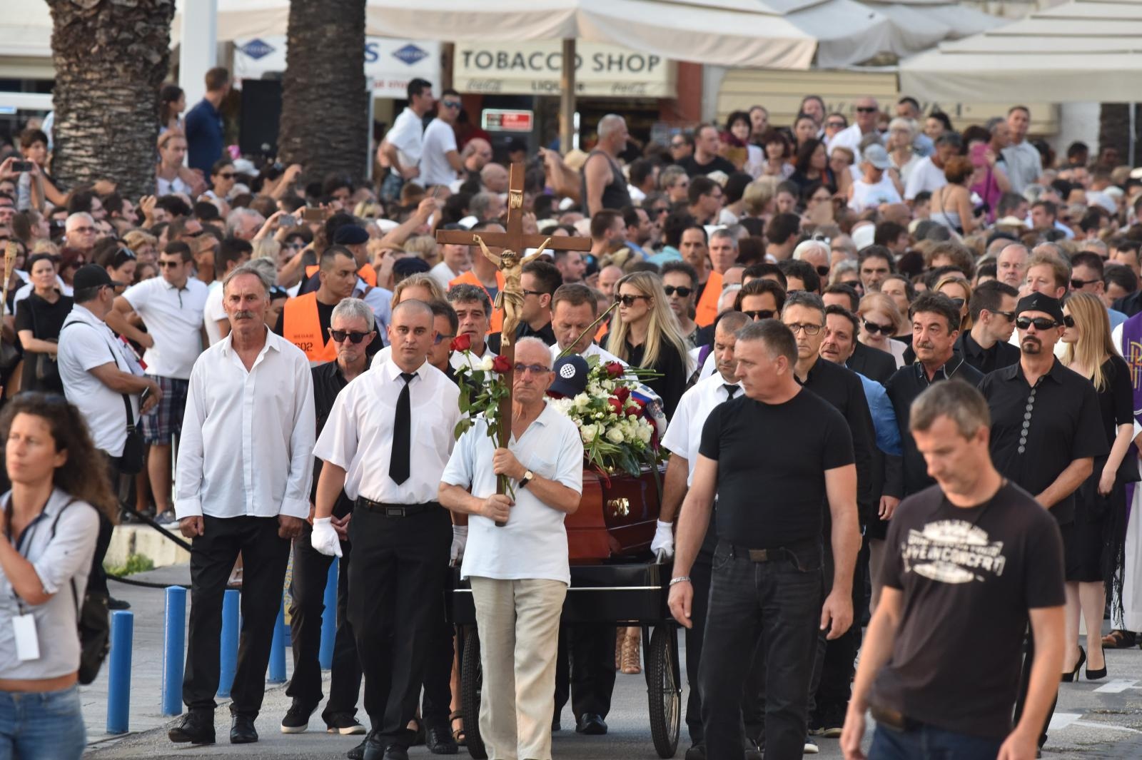 Split dostojanstveno na posljednju plovidbu ispratio legendu Olivera Dragojevića